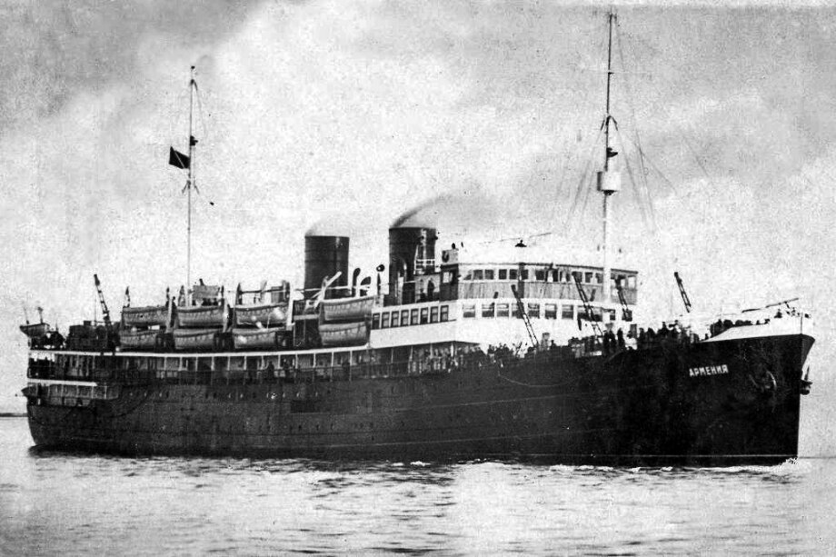 Пароход армения. Армения теплоход, 1928. Пароход Армения 1941. Армения теплоход 1928 на дне. Теплоход Армения 1941 в Ялте.