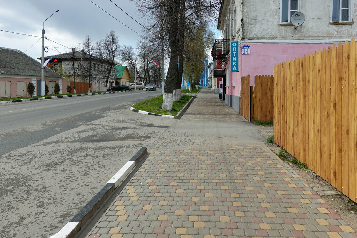 Данков, Липецкая область. Ровный асфальт, покрашенный бордюр, тротуар, аккуратные домики