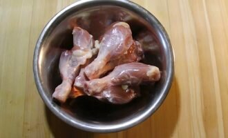 Сложить в миску куриные голени