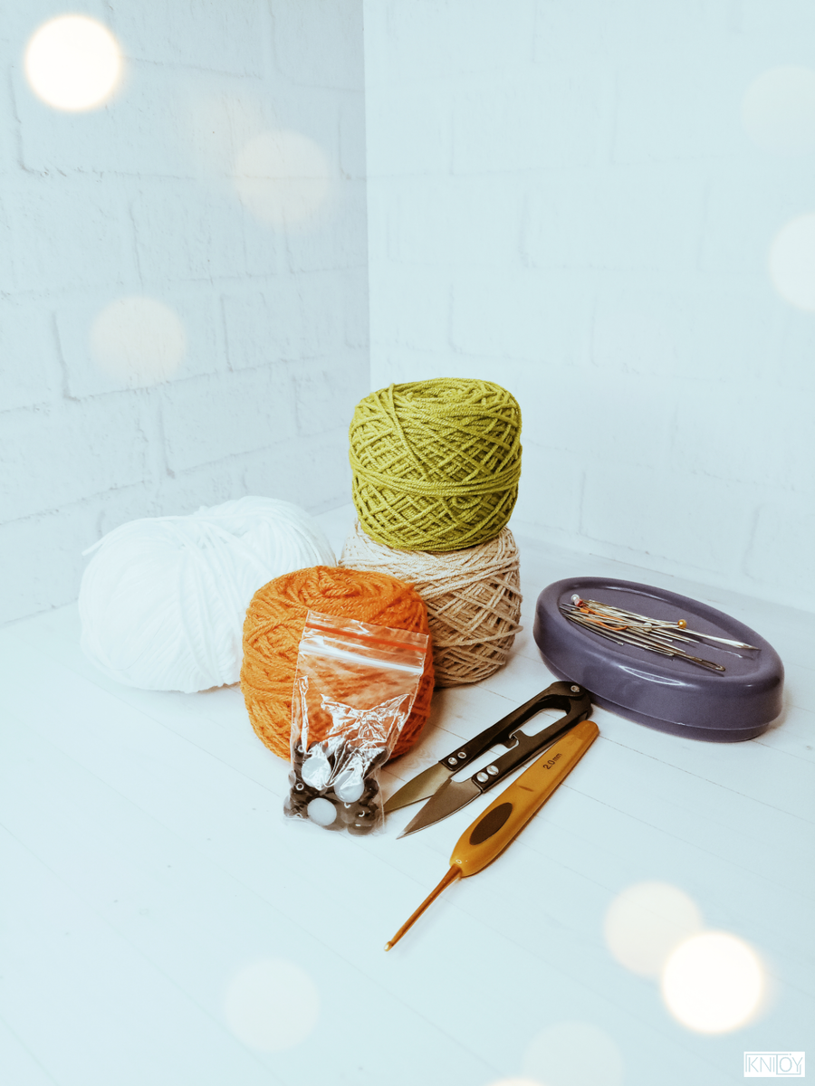 Для вязания пингвина потребуется :
⠀
🧶 Ярн Арт Джинс -48 (бежевый)
🧶 Ярн Арт Джинс -69 (зелёный)
🧶 Ярн Арт Джинс -62 (белый)
🧶 Пехорка детская новинка -79 (оранжевый) 
🧶 Крючок ( я вяжу №2)
🧶 Наполнитель синтешар 
🧶 Глазки 
🧶 Нить для вышивки ,можно мулине 
🧶 Игла 
🧶 Клей момент или клеевой пистолет 
🧶 Ножницы
⠀
Пряжу можно на ваше усмотрение, только подбирайте  по толщине☺️⠀