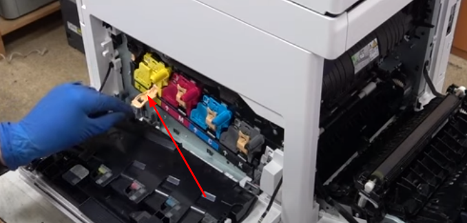 Извлекаем драм-картриджи, открыв фиксатор 