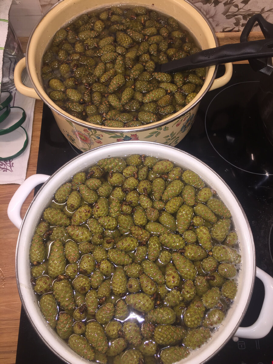 Кастрюли очень тяжело потом отмывать от смолы) но варенье того стоит!