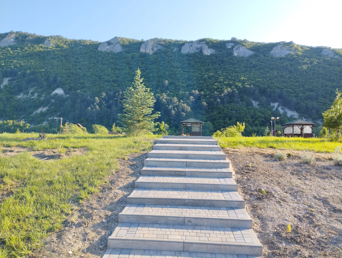 Ступеньки ведут к озеру