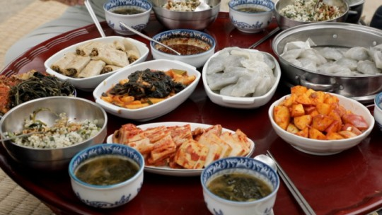 At 7:40 pm on the 9th, KBS1's 'Korean Table' will meet people who create food by bumping into each other with their whole bodies in the ever-increasing temperature and changing land and sea due to...