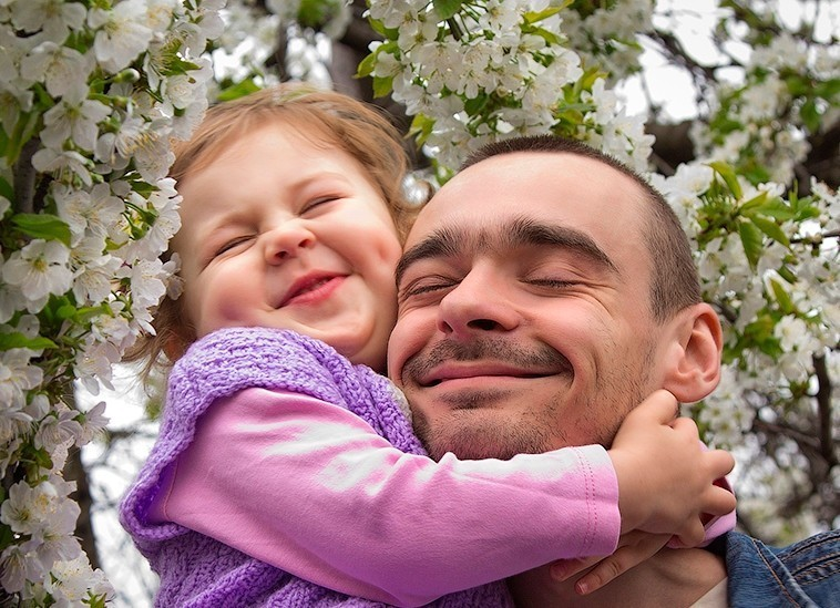 Дочке нравится папа. Фотосессия папа и дочка. Папа любит дочь. Дочки с папами. Отец обнимает дочь.