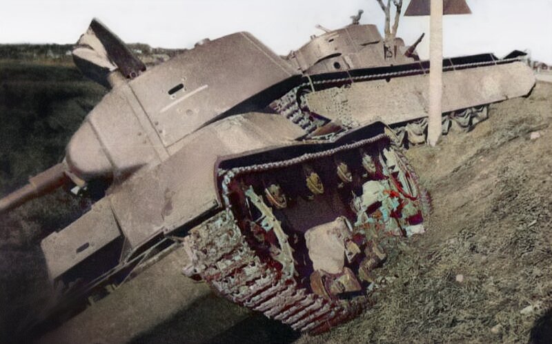 Советские танки, брошенные после боев под Дубно, июль 1941 года. На заднем плане Т-35. На переднем плане легкий танк Т-26
