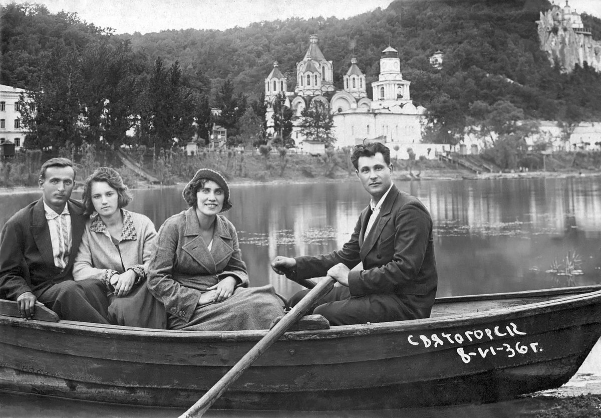 Дедушка с бабушкой слева. Фото из семейного архива (отреставрировано автором) Дата и место на фото