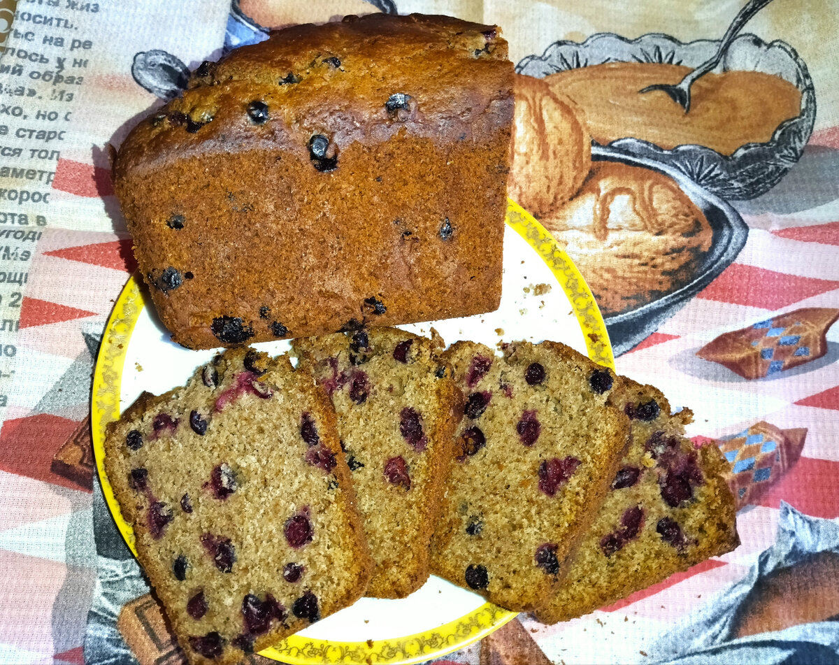Имбирный кекс с чёрной смородиной
