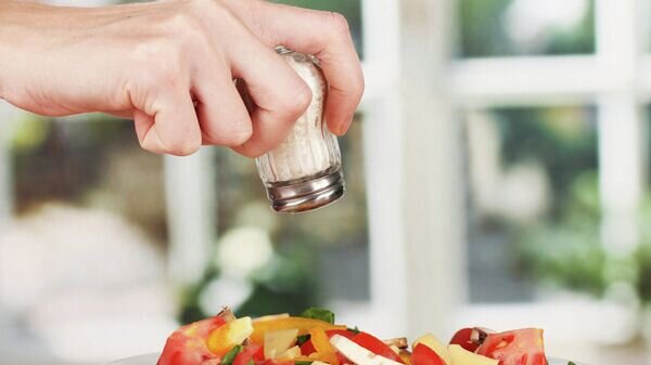    Мужчина солит салат© Fotolia / Africa Studio