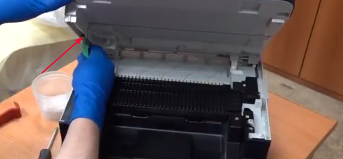 Стрелкой указано место, в котором нужно раздвинуть паз для извлечения фиксатора