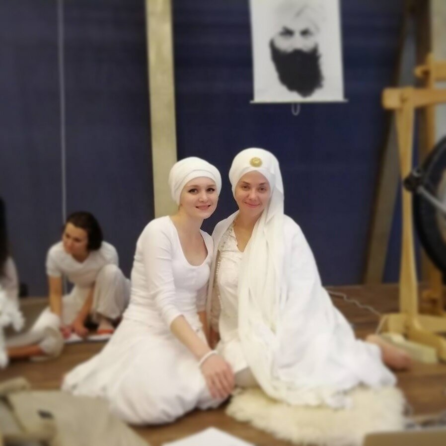 Я и мой Учитель - Gurudas Kaur (группа White Sun, LA) на тренинге Учителей кундалини-йоги. Санкт-Петербург, ноябрь 2018 года.