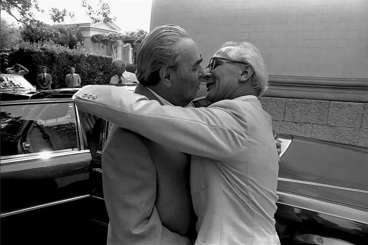 Гомосексуализм в ссср. Эрих Хонеккер поцелуй. Брежнев и Хонеккер поцелуй.