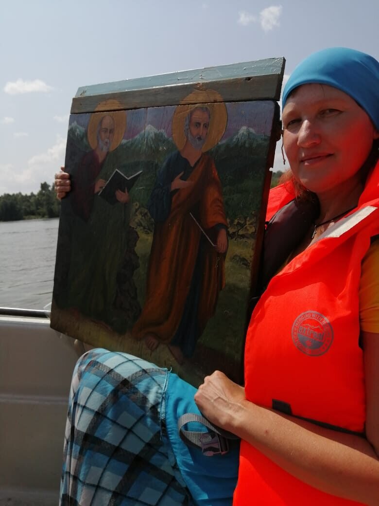 В моих руках - икона св. апостолов Петра и Павла. 