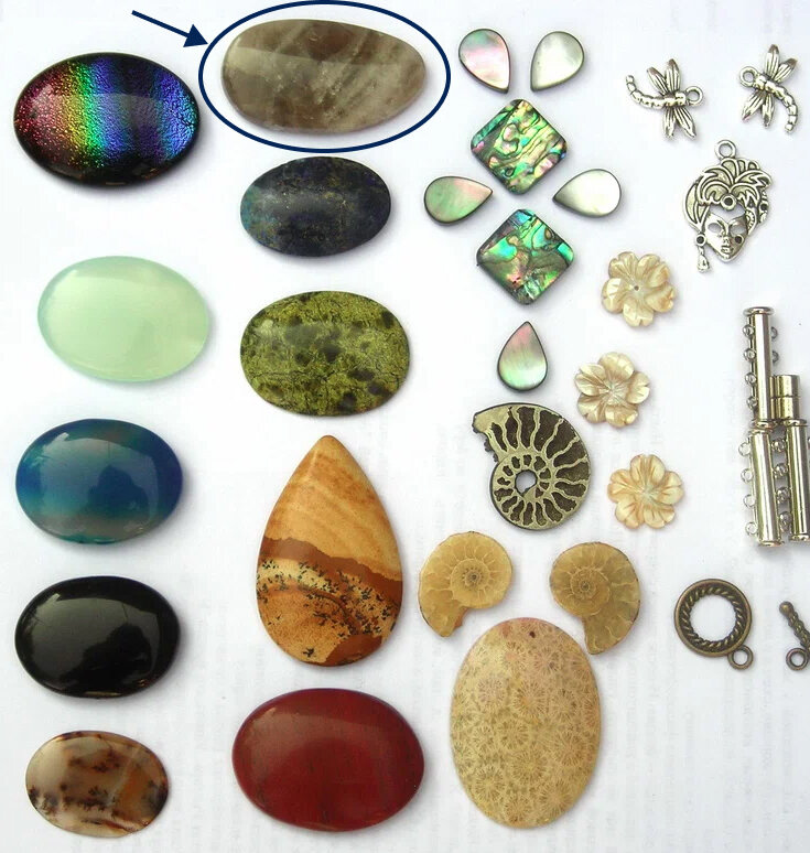 Это всё подаренное тогда. Отметила камень, о котором буду рассказывать.