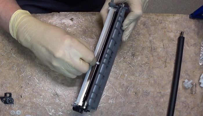 Устанавливаем ролик проявки