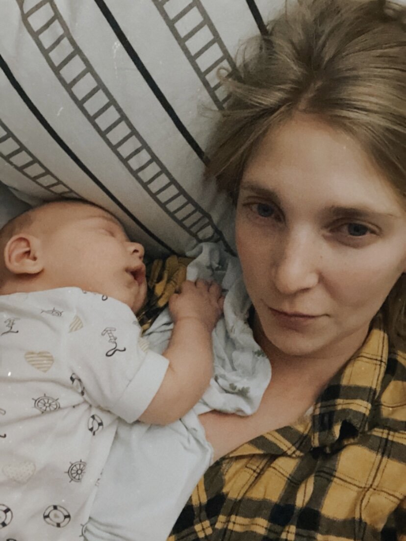 Тут Тимохе 1,5 месяца. Я тогда постоянно смотрела телек: кино, сериалы, ютуб. Сейчас уже так не посмотришь :)