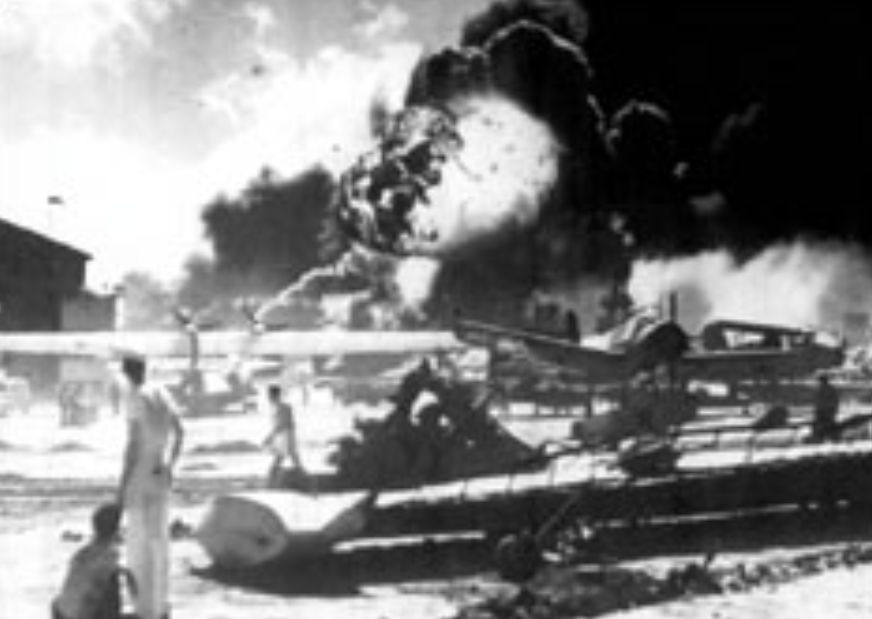 Перл харбор база 1941. Нападение на пёрл-харбор 1941. В каком году бомбили перл. Перл харбор 1941 линкор аризона. Пёрл-харбор нападение японии.