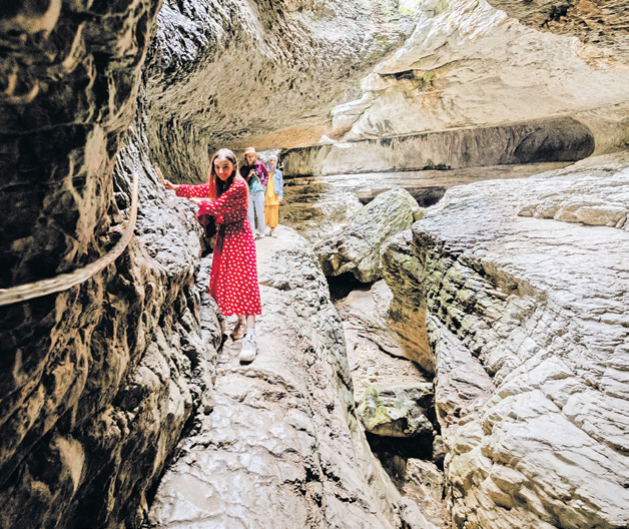 Чтобы увидеть дагестанский Салтинский  водопад, нужно спуститься под землю на целый километр. Фото: Андрей АБРАМОВ/kpmedia.ru