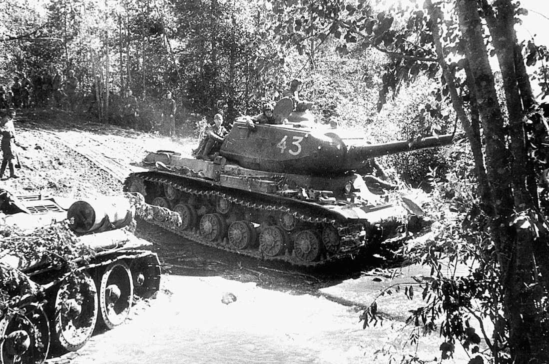 Ис 2 год. Танк ИС 2 1944. Танк ИС 2 В бою. ИС-2 Берлин 432.