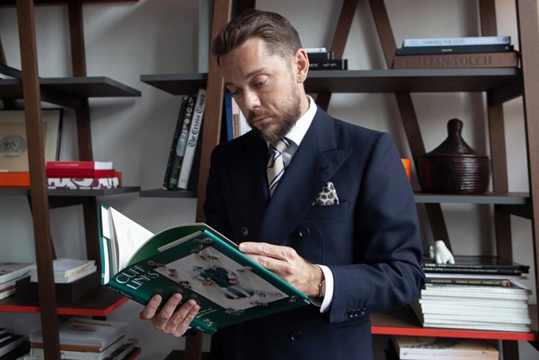 Строгая деловая сорочка белого цвета из египетского хлопка на Александре Рымкевиче