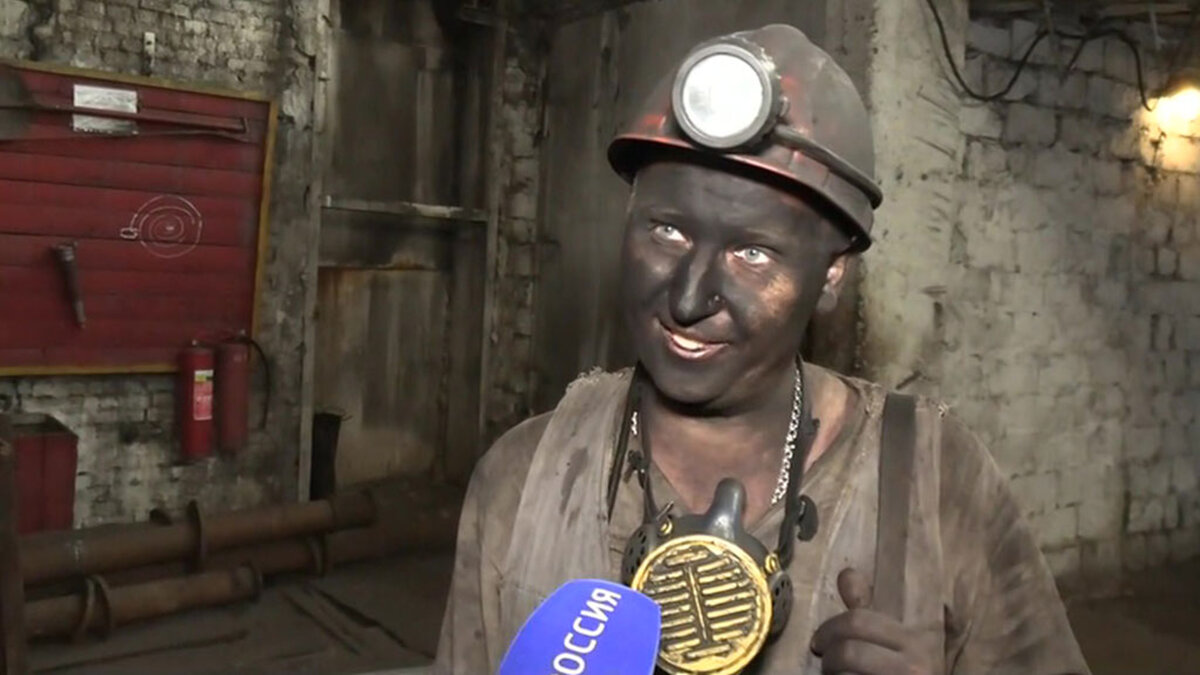 Фильм антрацит 1971. Путь шахтера. Шахтер уголь. С днем шахтера. Добыча угля в шахте.