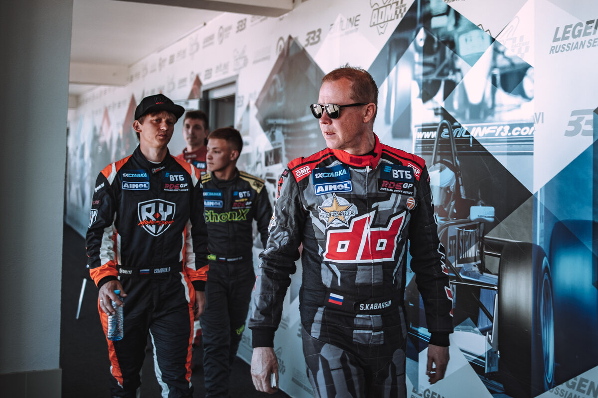 Сергей Кабаргин после брифинга с пилотами.