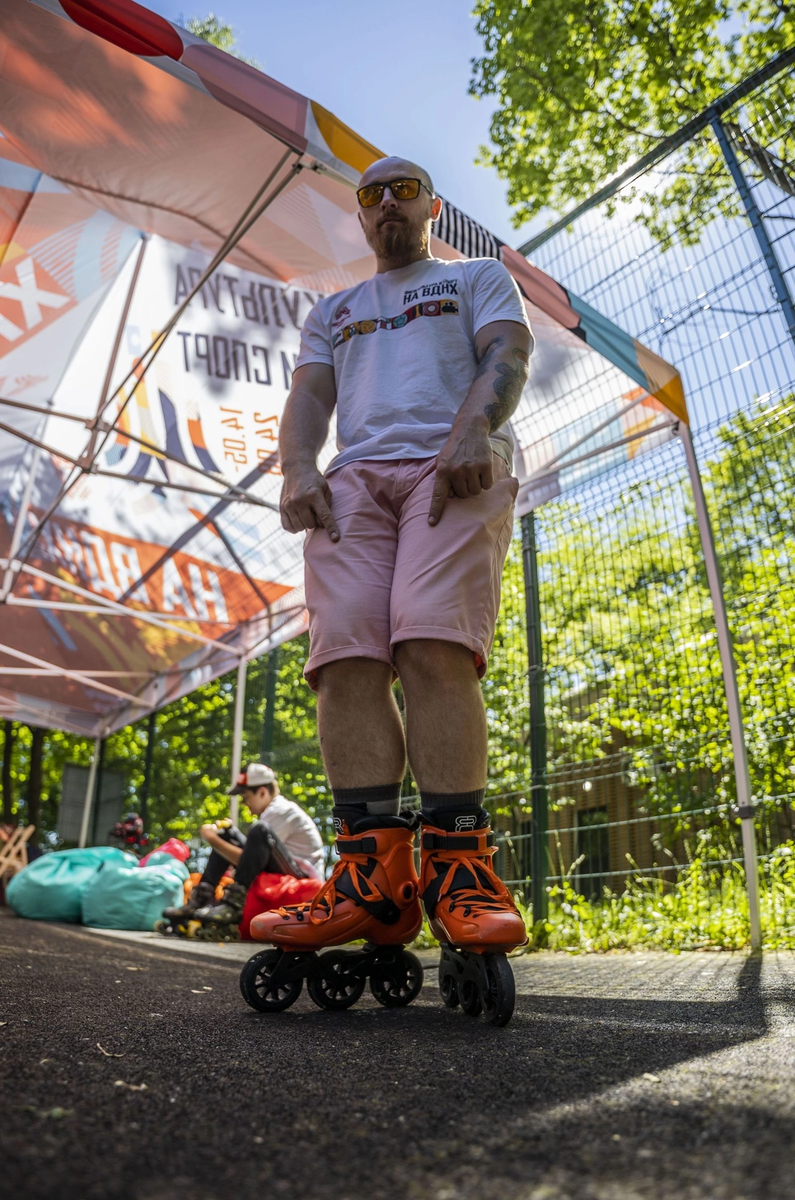 Так выглядят склеенные колени. Так делать никогда нельзя!