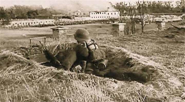 Немец в окопе на валу Брестской крепости