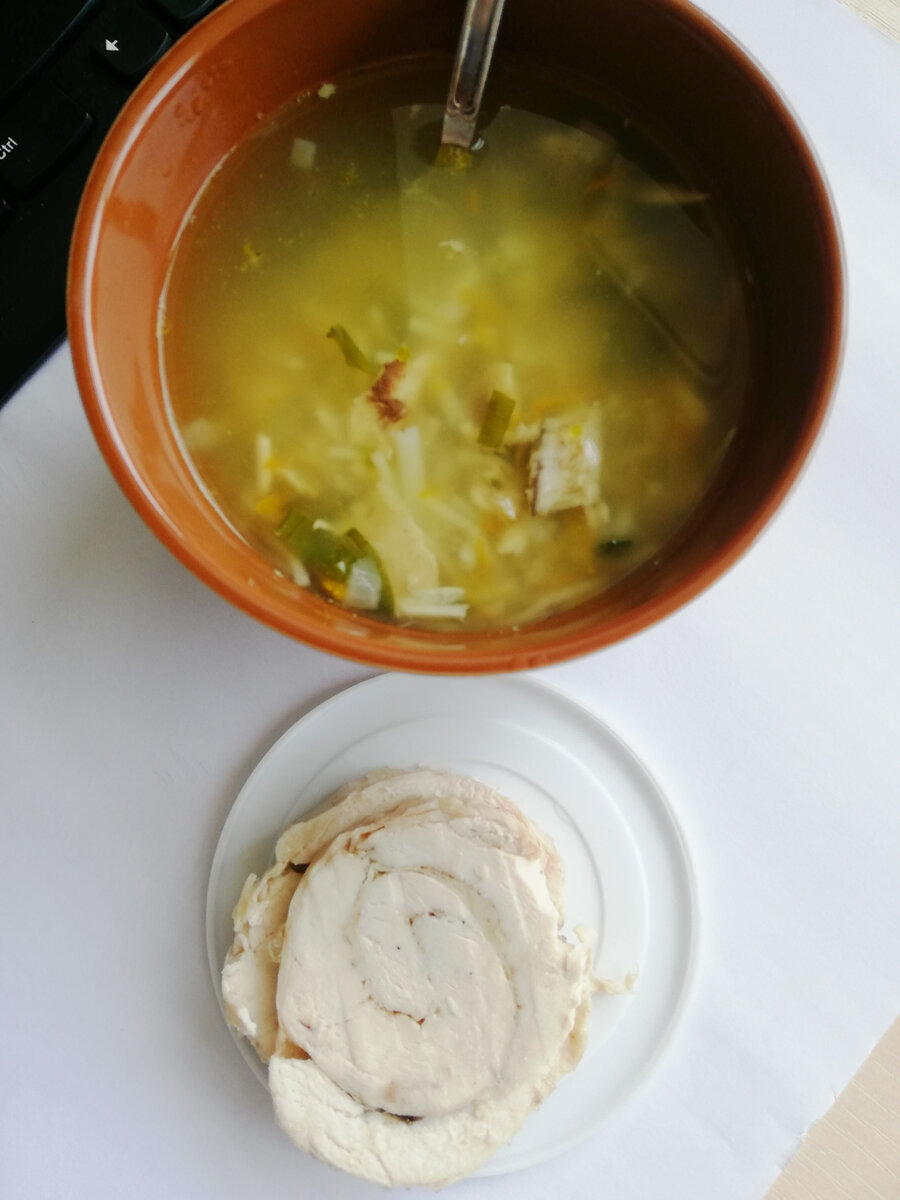 Суп-лапша куриная 330 гр и рулет из курицы.