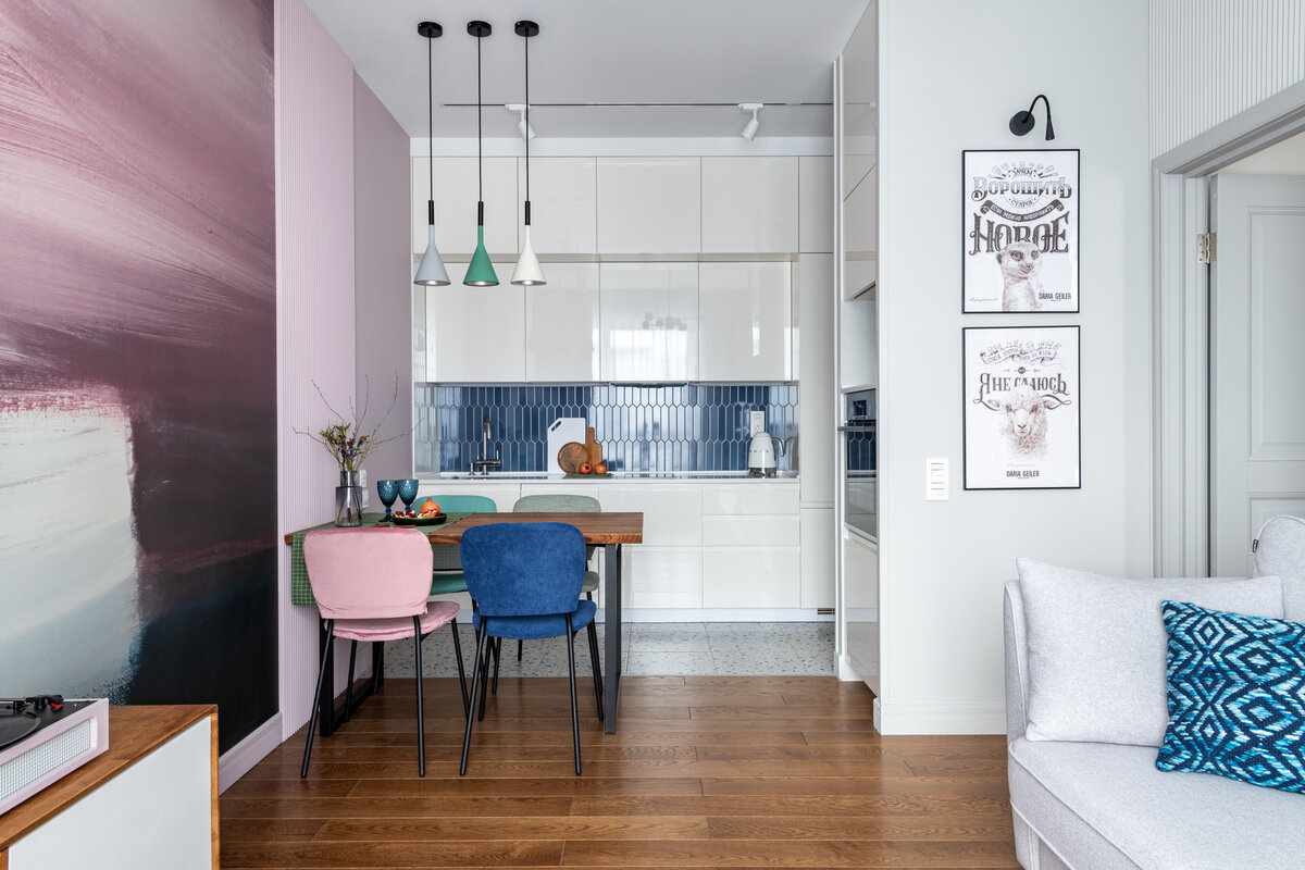    Кухня-гостиная. Обеденный стол из слэба карагача сделан в столярной мастерской. Обеденные стулья, ИКЕА. Постеры — Дарья Гейлер., фото: Евгений Гнесин