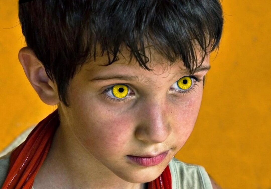Голубоглазые родственники. Необычные глаза. Необычный цвет глаз. Малчикс галубыми глазам. Необычные голубые глаза.