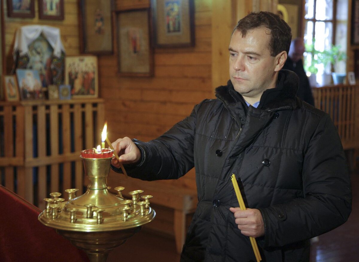 Путин и медведев со свечками в храме