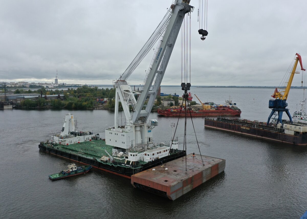 "Красная Кузница" спустила на воду корпус стоечного судна для "Звёздочки" / "Звёздочка"