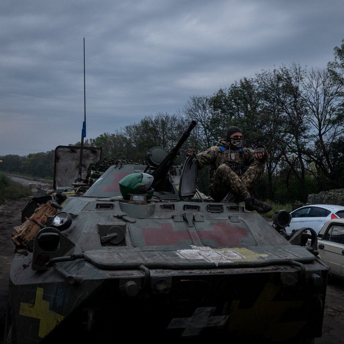 Украинский солдат возле города Изюм.  Большая часть оружия, которое получили украинские военные, поступила из США.  Кредит ... Николь Танг для The New York Times.