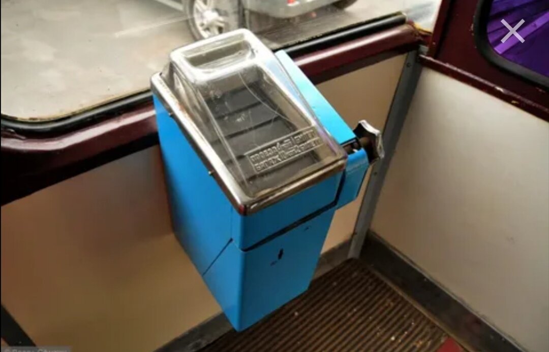 Монетоприемник с билетами для оплаты проезда.