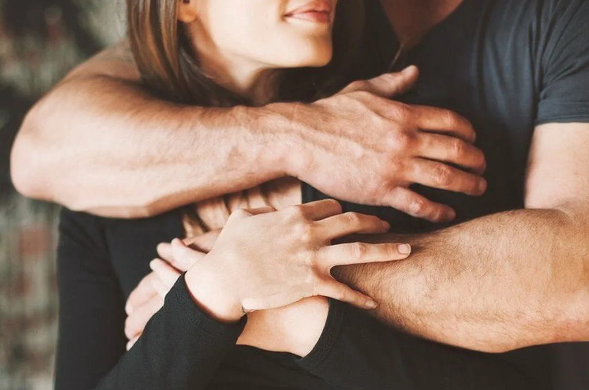 Она сильна она красива. Мужские руки обнимают. Мужчина обнимает женщину. Крепкие мужские руки. Женщина в мужских руках.