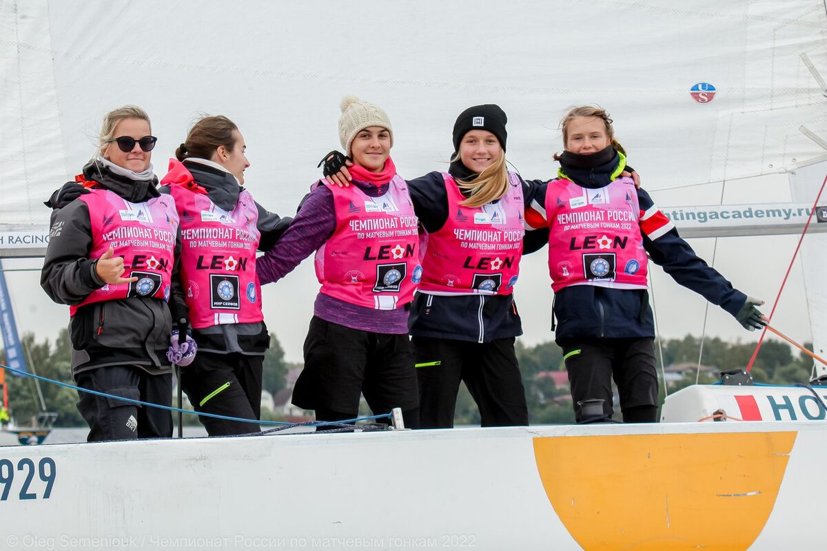 Самая молодая команда Чемпионата, рулевая - Анастасия Евтихова (слева)