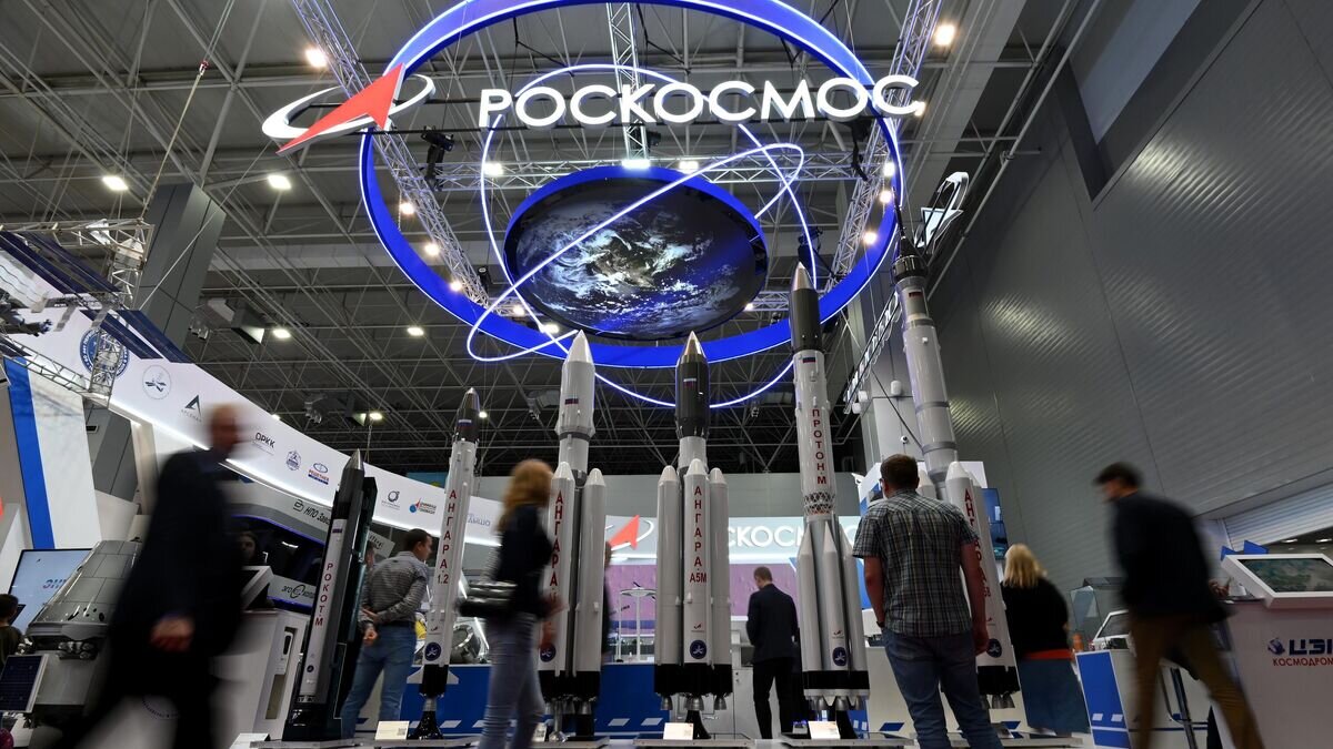    Посетители у стенда госкорпорации "Роскосмос" на Международном военно-техническом форуме "Армия-2021"© РИА Новости / Максим Блинов