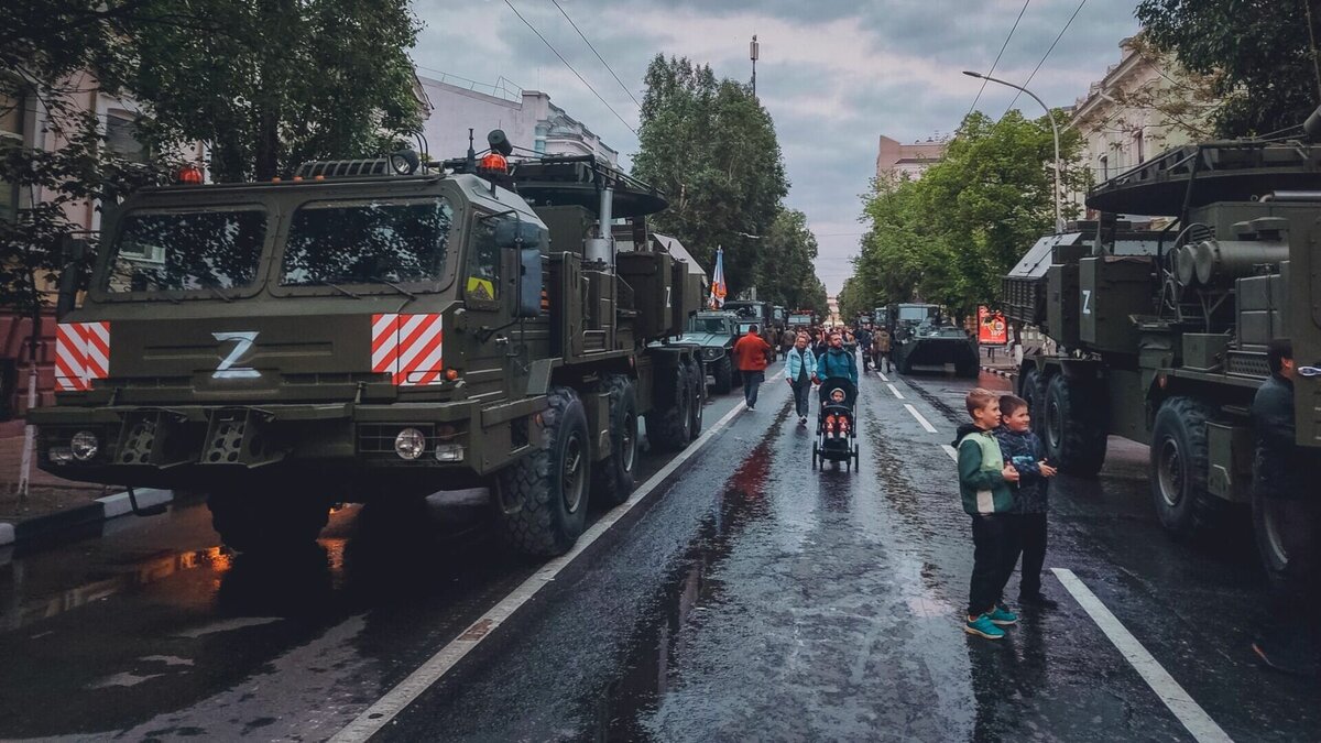     После объявления в России частичной мобилизации, проведения референдумов в ДНР и ЛНР все чаще возникают вопросы: возможно ли введение военного положения на территории РФ. Муксун.fm выяснил, стоит ли ждать заявления президента Владимира Путина по этому поводу, и что будет, если он подпишет указ.