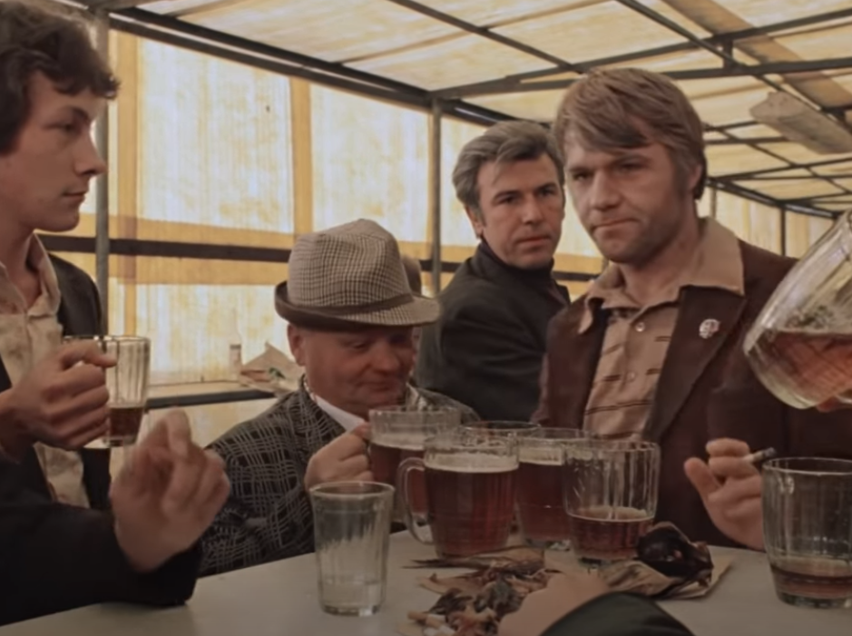 Пьянство в СССР было социально одобряемым пороком. На официальном уровне с любителями заложить за воротник боролись, но общество относилось к нему снисходительно. Ну пьет человек, — а кто не пьет?-6