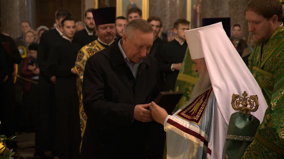 Александр Беглов получи в дар икону. Фото tvspb.ru