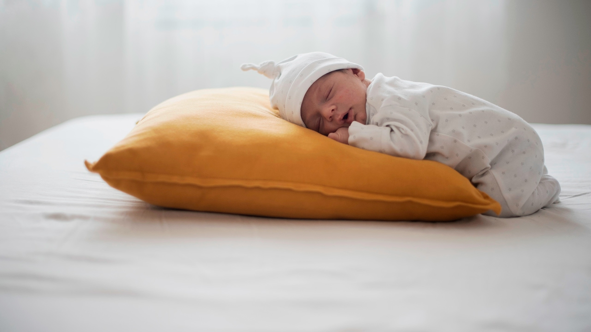 Когда можно спать на подушке. Спящий ребенок на подушке. Подушка для детей. Подушка для новорожденного.