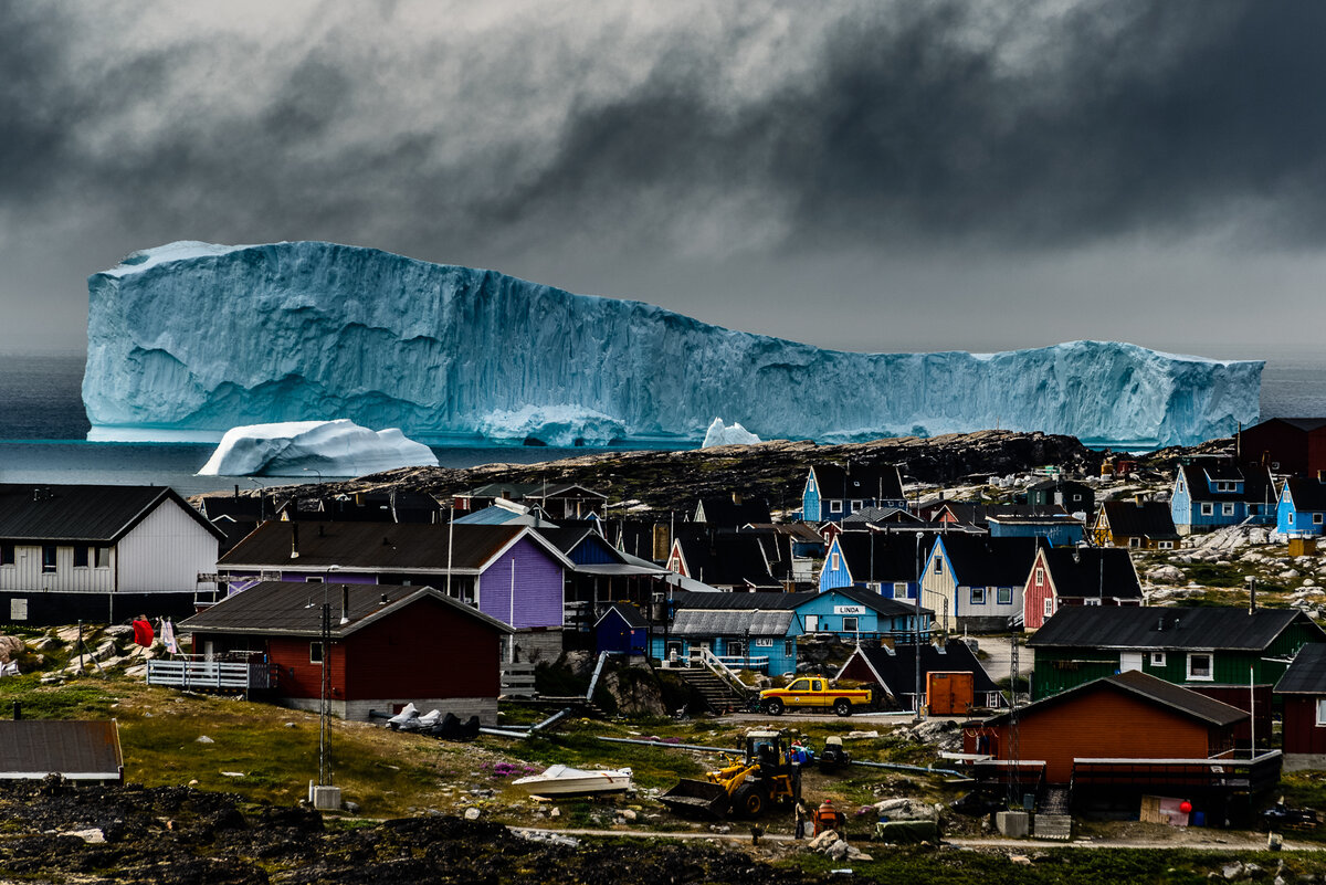  Представьте, что вы живёте в Гренландии. Выглянули утром в окно – а там такое! Айсберг. И это, между прочим, посреди лета…