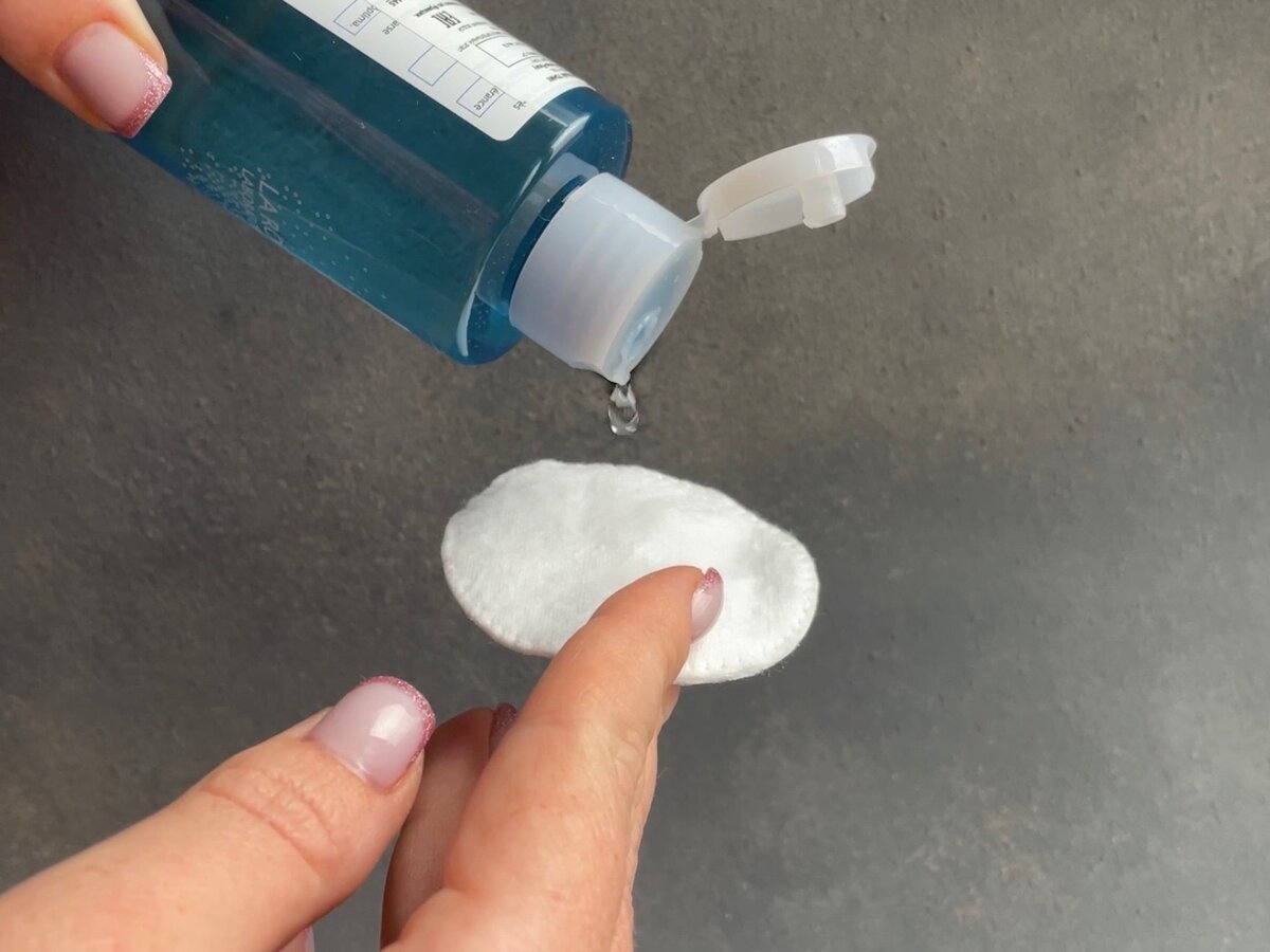 В этой статье я хочу расставить все точки над I и все-таки разобраться, что же такого магического делает тоник и почему это средство должно обязательно быть не то что на полочке в ванной, но даже в запасе)