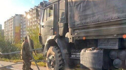     Грузовик протаранил леерное ограждение тротуара во Владивостоке в районе улиц Адмирала Горшкова и Адмирала Смирнова. По словам местной жительницы, опасную обстановку там создаёт светофор.