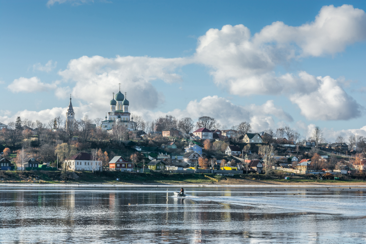 Тутаев река. Тутаев Волга. Тутаев Волжская набережная. Виды города Тутаев.