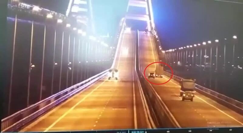 Грузовик (обведен красным) на подъезде к арке Крымского моста за секунды до взрыва. Источник: ridus.ru.
