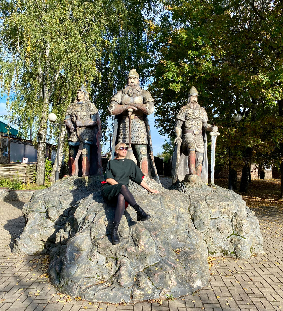 Козельск парк три богатыря. Парк три богатыря в Козельске. Козельск парк три богатыря фото.