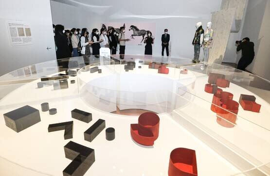 Репортеры осматривают выставку Национального музея хангыля "Переосмысление хангыля в современную эпоху".