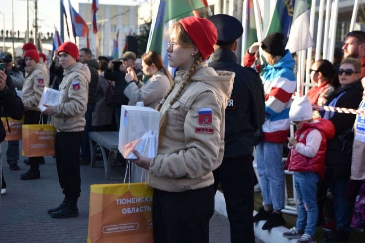    Вместе с наборами военным отправили шахматы с подписью чемпиона Анатолия Карпова.
